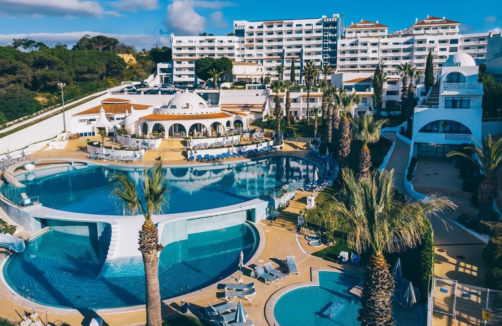 Grand Muthu Oura View Beach Club, Portugal - Élégance sur mesure par la côte atlantique