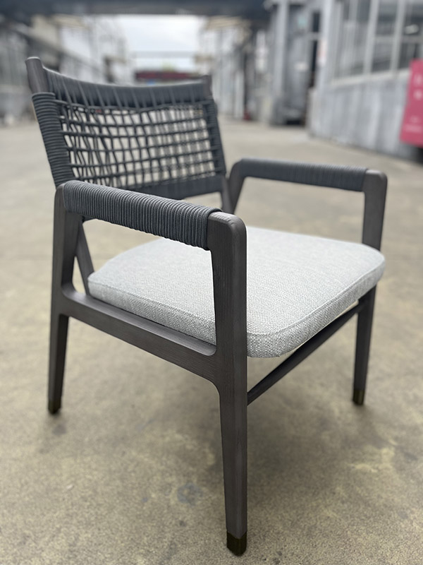 Sill&oacute;n con respaldo de rejilla