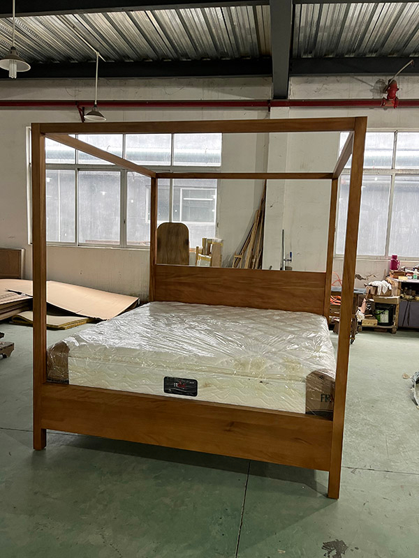 ヘッドボード付きのモダンなプラットフォームベッド