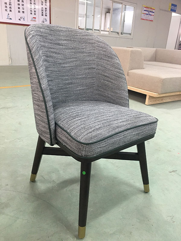 Chaise longue &agrave; dossier haut et laiton